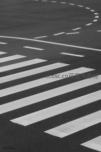 黑白斑马线与道路标线的几何艺术