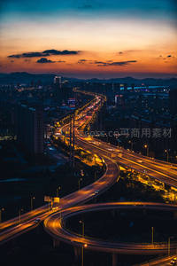 华灯初上时的城市立交桥夜景