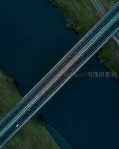 无人机俯瞰湖面之上的高速桥梁