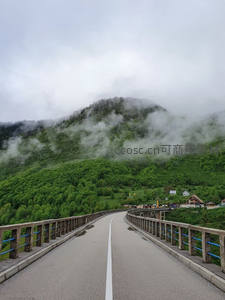 云雾缭绕山间公路连接宁静村落