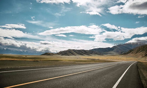高原公路上的辽阔草原与雪山