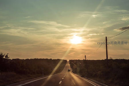 夕阳西下公路长，车影孤寂归家路