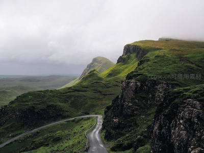 云雾缭绕的苏格兰高地蜿蜒公路