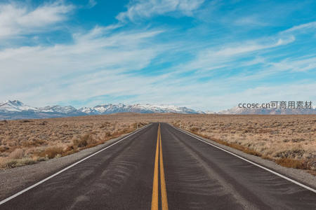 荒漠公路延伸至雪山脚下