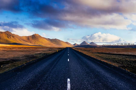 旷野长路延伸至山峦