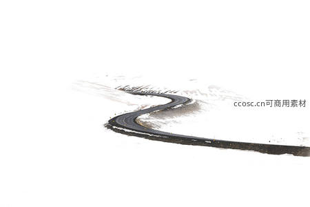 雪原蛇形路蜿蜒，黑白对比如画卷