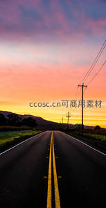 黄昏公路延伸至远方山峦