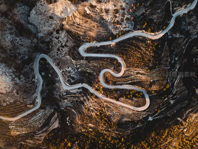 航拍山间盘龙道，曲折蜿蜒如画卷