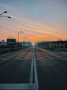 城市空旷大道迎接晨曦曙光