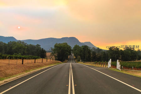 落日余晖下的山间公路