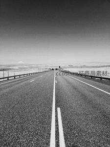 黑白公路上，远方雪山静候旅人