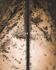 沙漠航拍公路如黑线切割大地