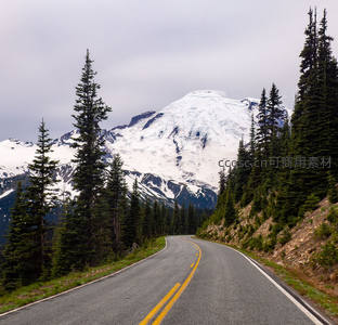 雪山脚下柏油路景