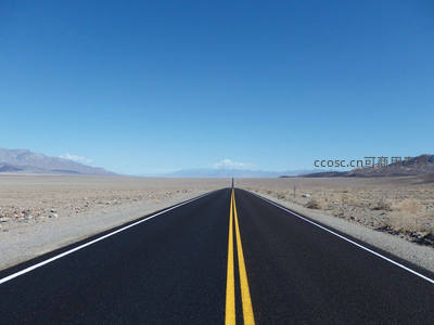 沙漠中的无尽公路