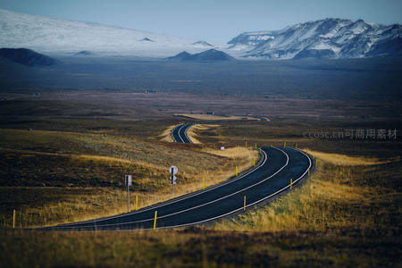 冰岛旷野中，公路蜿蜒伸向雪山之巅