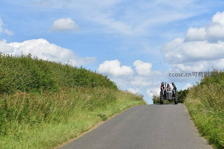 乡间小路三人同行，蓝天白云下悠然自得