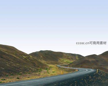 火山地貌中的弯曲公路，连接天际与荒原