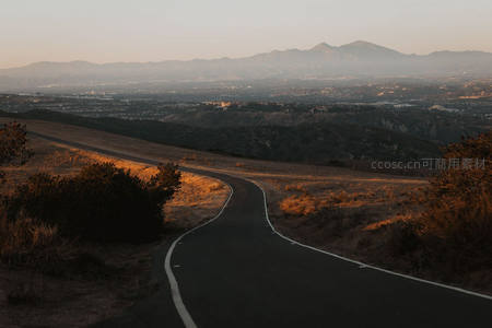 山巅蜿蜒公路俯瞰山谷城镇全景
