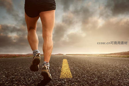 奔跑者踏着公路黄线迎向广阔天地