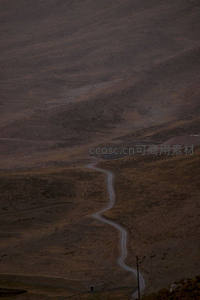 高原蜿蜒山路如丝带缠绕山间