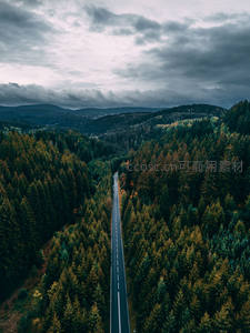 航拍视角下森林公路穿行山谷