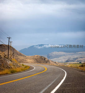 蜿蜒山路环绕丘陵远眺云山