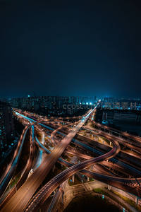 夜幕下城市立交桥车流如织