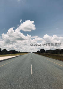 笔直公路延伸至天际云海之间