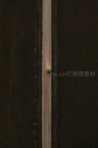 夜幕下孤车行驶土路，航拍视角尽显苍茫