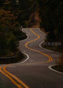 山林间幽深曲折的双黄线公路