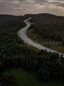 蜿蜒高速穿行于山林间的黄昏航拍