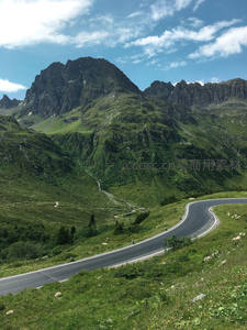 蜿蜒山路穿行翠绿山峦间