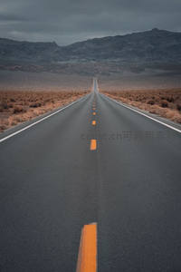 荒漠公路直通远方山脉