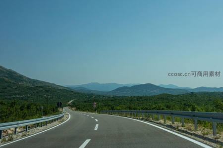 山间高速通向远方，绿意盎然视野开阔