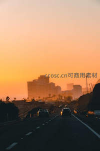 黄昏高速路车流穿梭城市剪影