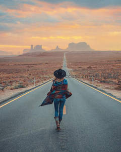 荒漠公路旅人背影走向纪念碑谷