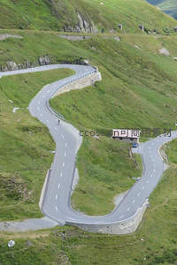 山间蜿蜒公路如丝带盘旋