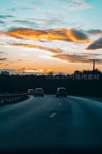 黄昏高速公路上的归途剪影