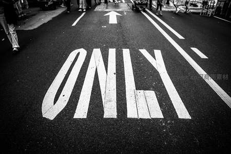 黑白街头路标指引前行方向