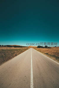 通往地平线的孤独乡间公路