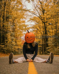 秋日公路南瓜头少女