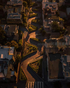 俯瞰城市S形弯道，建筑与道路交织