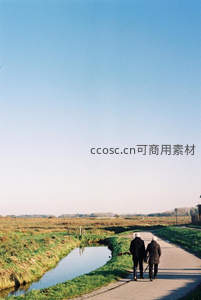 夕阳下老夫妻牵手漫步乡间