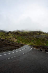 雾气缭绕山间曲折的沥青公路