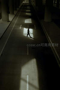 光影走廊中孤影行走现代建筑空间