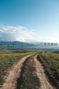 蜿蜒土路通向远方山谷与蓝天