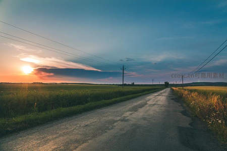 夕阳西下乡间小路洒满金辉
