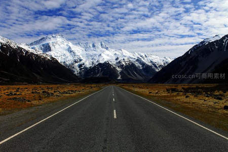 公路直通雪山之巅壮丽自然奇观