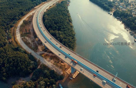 高空俯瞰跨河大桥与蜿蜒公路