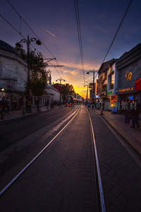 日落时分电车穿行古城街巷，灯火初上